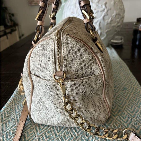 COPY - Michael Kors Logo Bag - Picture 3 of 7